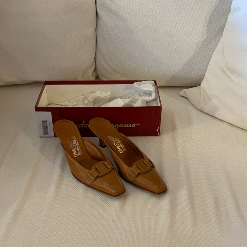 Salvatore Ferragamo, kitten heel